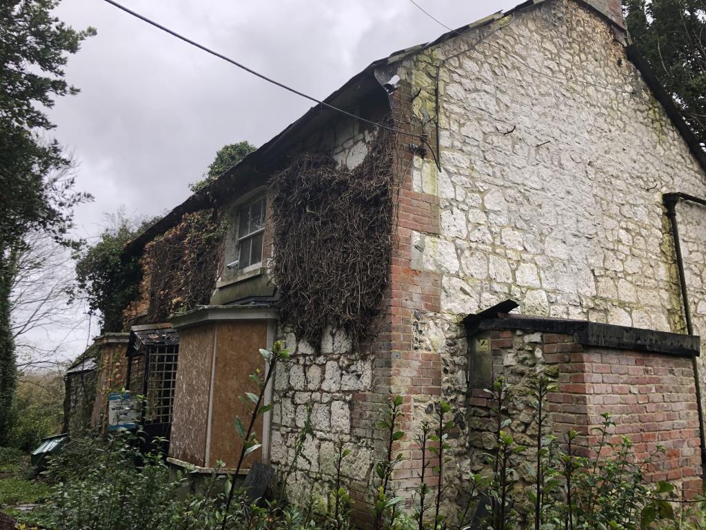 Lot: 26 - COTTAGE FOR IMPROVEMENT WITH 1.4 ACRES OF LAND WITH POTENTIAL -